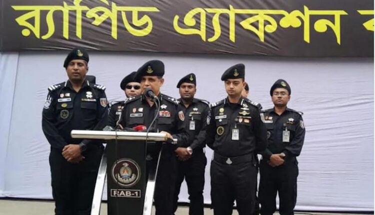 টঙ্গীতে বিশ্ব ইজতেমা ময়দান পরিদর্শন শেষে সাংবাদিকদের ব্রিফ করছেন র‌্যাবের মহাপরিচালক শহিদুর রহমান।