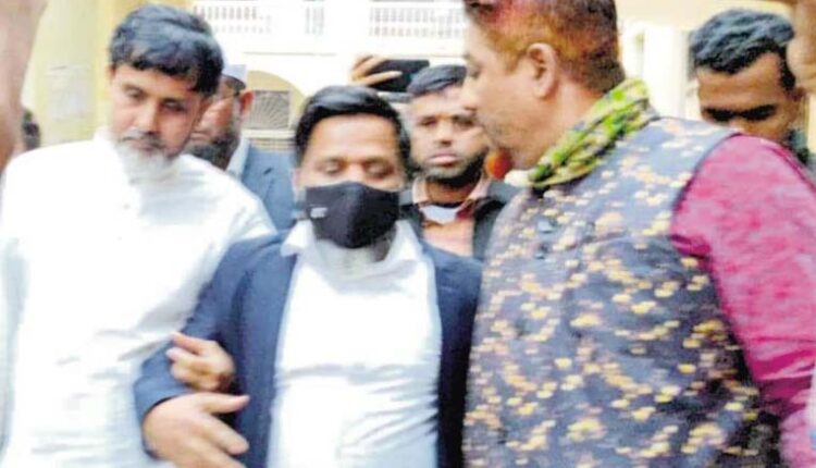 ডেপুটি রেজিস্ট্রারকে পুলিশে সোপর্দ করলেন বৈষম্যবিরোধী আন্দোলনের শিক্ষার্থীরা