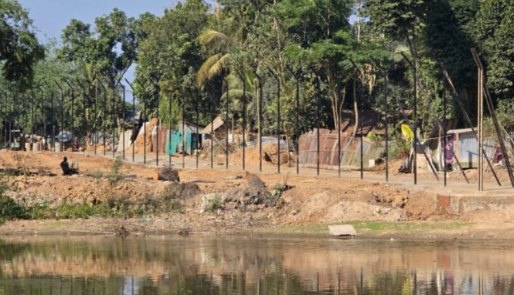 কুমিল্লা সীমান্তে পুকুরপাড়ে কাঁটাতারের বেড়া দিচ্ছে ভারতের সীমান্তরক্ষী বাহিনী (বিএসএফ)।