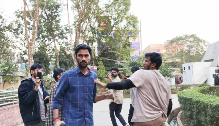 পরীক্ষা শেষে কুবি ছাত্রলীগ নেতাকে গণপিটুনি, ‘মব জাস্টিস’ বললেন প্রক্টর