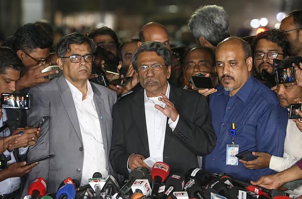 জাতীয় ঐকমত্য কমিশনের সহসভাপতি ও সংবিধান সংস্কার কমিশনের প্রধান অধ্যাপক আলী রীয়াজ সাংবাদিকদের সঙ্গে কথা বলেন। ঢাকা, ১৫ ফেব্রুয়ারি