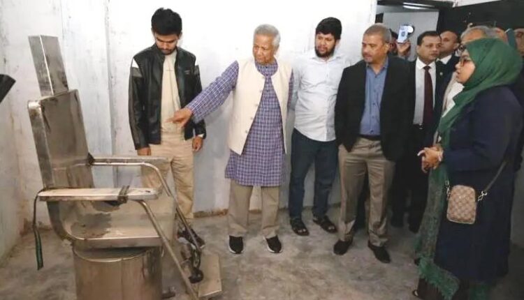আয়নাঘর' নামে পরিচিত গোপন বন্দিশালায় নির্যাতনে ব্যবহৃত চেয়ার দেখছেন অধ্যাপক মুহাম্মদ ইউনূস