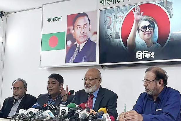 বিএনপির চেয়ারপারসনের কার্যালয়ে আজ মঙ্গলবার সকালে সংবাদ সম্মেলন করে দলের স্থায়ী কমিটির সদস্য খন্দকার মোশাররফ হোসেন জাতীয় স্বাস্থ্য খাত সংস্কারের রূপরেখা তুলে ধরেন