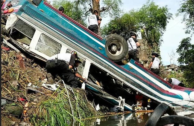 গুয়াতেমালায় একটি গিরিখাতে উল্টে পড়ে আছে একটি যাত্রীবাহী বাস। চলছে উদ্ধার অভিযান। ১০ ফেব্রুয়ারি ২০২৫ছবি: রয়টার্স