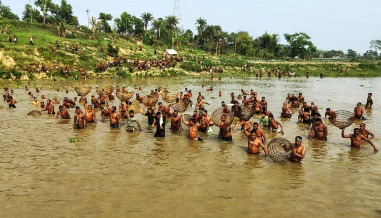 কুমিল্লার গোমতী নদীতে দূর-দূরান্ত থেকে মানুষ এসে উৎসবে শামিল হয়