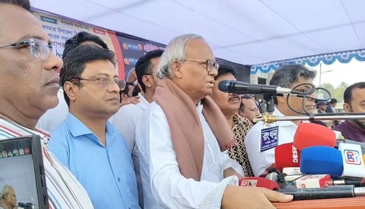 আজ রাজশাহীর বাগমারা উপজেলার তাহেরপুরে এক স্মরণসভায় বক্তব্য রাখেন বিএনপি নেতা রুহুল কবির রিজভী। ছবি: বাসস