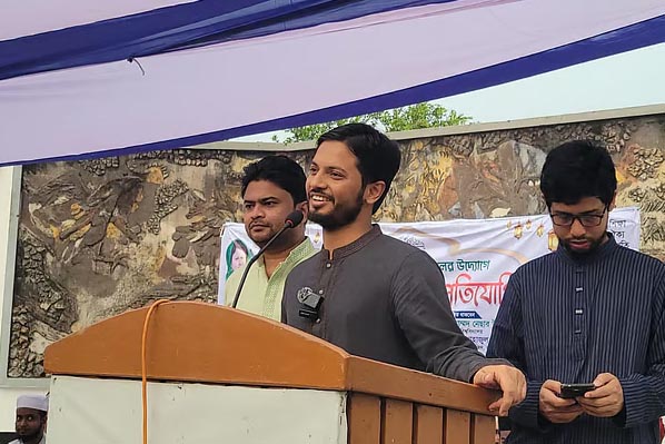 ছাত্রদল আয়োজিত কোরআন তিলাওয়াত প্রতিযোগিতায় বক্তব্য দেন ছাত্রশিবিরের কেন্দ্রীয় সভাপতি জাহিদুল ইসলাম। মঙ্গলবার বিকেলে রাজশাহী বিশ্ববিদ্যালয়ের শহীদ মিনার মুক্তমঞ্চে