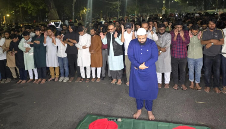 বৃহস্পতিবার রাতে ঢাকা বিশ্ববিদ্যালয়ের (ঢাবি) ভিসি চত্বর এলাকায় গায়েবানা জানাজায় অংশ নেন উপাচার্য। ছবি : বাসস