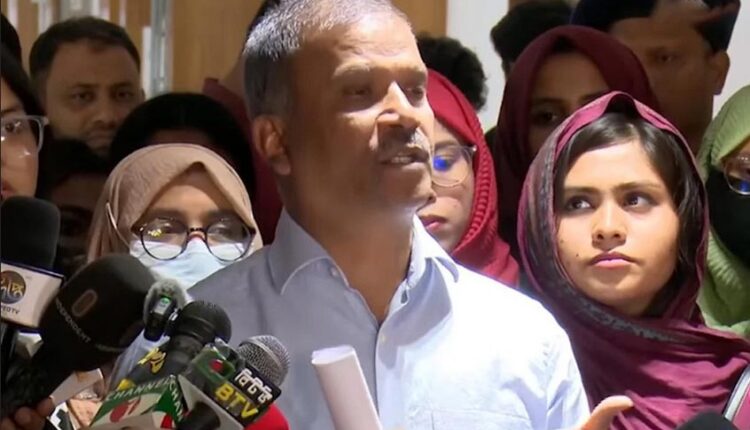 কথা বলছেন আইন উপদেষ্টা আসিফ নজরুল