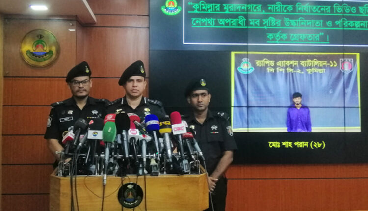 কুমিল্লার মুরাদনগরে ধর্ষণকাণ্ডের মূলহোতা শাহ পরানকে গ্রেফতারের পর ঢাকার কারওয়ান বাজারে প্রেস ব্রিফিং করে র্যাব। ছবি : সংগৃহীত