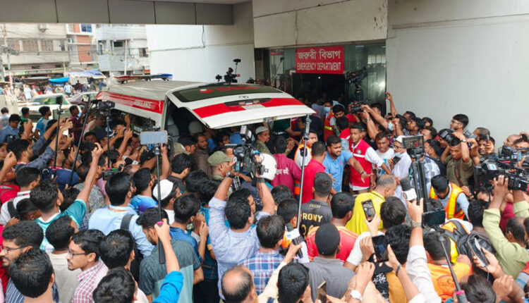 বার্ন ইনস্টিটিউটের সামনে ভিড়। ছবি: সংগৃহীত