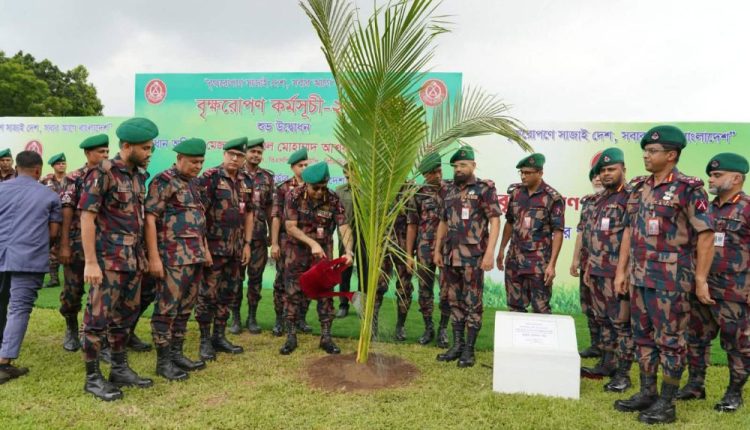 সদর দপ্তরে একটি নারকেলগাছের চারা রোপণ করছেন বিজিবি মহাপরিচালক। ছবি : সংগৃহীত
