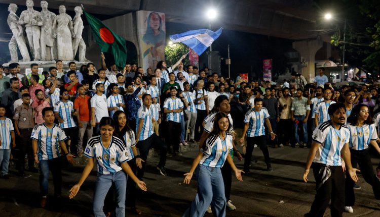 রাজু ভাস্কর্যের সামনে ফ্ল্যাশমব। ছবি : রয়টার্স