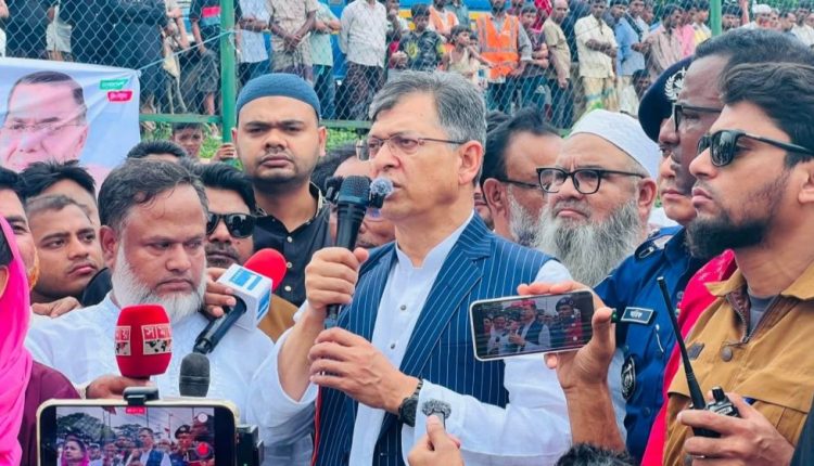 ত্রাণ বিতরণ অনুষ্ঠানে বক্তব্য রাখছেন স্বরাষ্ট্রমন্ত্রী সালাহউদ্দিন আহমদ। ছবি: সংগৃহীত