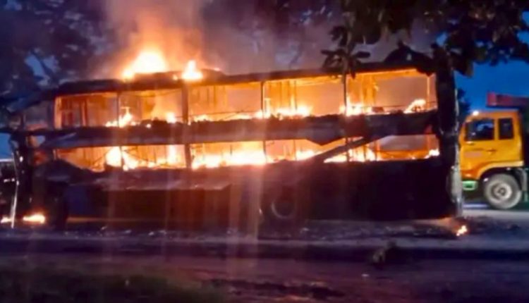 আগুন ছড়িয়ে পড়লে বাসের যাত্রীরা দ্রুত হুড়োহুড়ি করে নেমে যান।