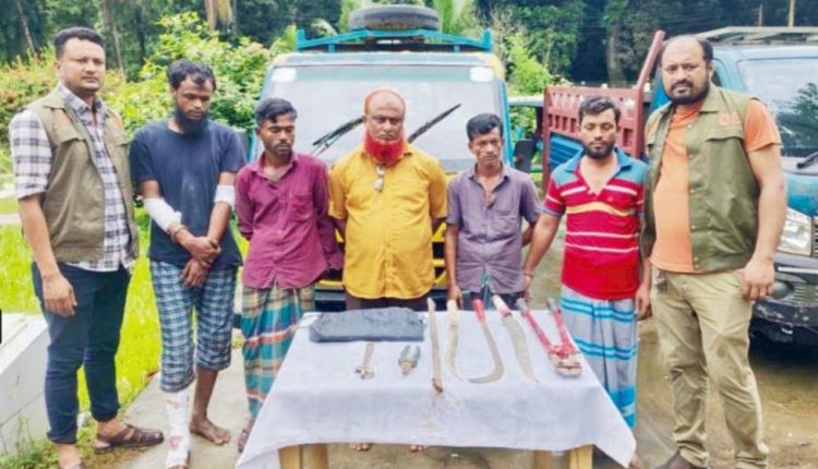 গ্রেফতার ব্যক্তিরা দীর্ঘদিন ধরে চট্টগ্রাম বিভাগের বিভিন্ন জেলার বিভিন্ন থানা এলাকায় ডাকাতি করে আসছিলেন।